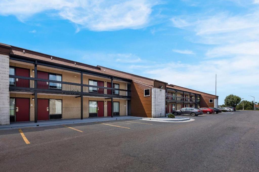 Econo Lodge Madison Buitenkant foto